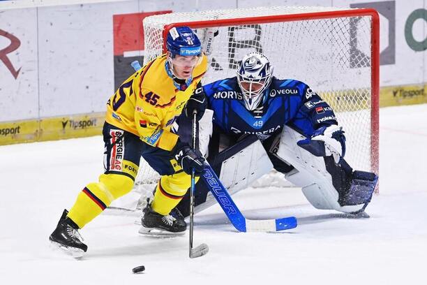 Českobudějovický Jan Ordoš před vítkovickým brankářem Dominikem Hrachovinou