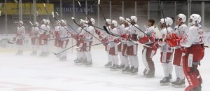 Hokejisté Slavie slaví po vítězném utkání