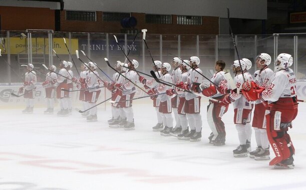 Hokejisté Slavie slaví po vítězném utkání