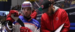 Porubský kouč Michal Barinka se snaží svému svěřenci Augustu Nilssonovi udělit pokyny