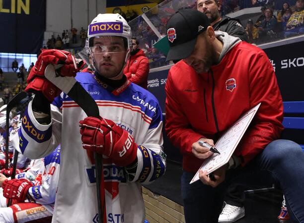 Porubský kouč Michal Barinka se snaží svému svěřenci Augustu Nilssonovi udělit pokyny