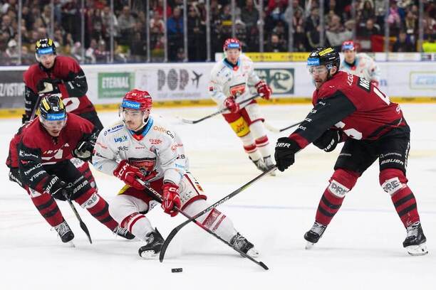 Jordann Perret z&nbsp;Hradce prochází obranou Sparty v&nbsp;minulém vzájemném utkání v&nbsp;Tipsport extralize