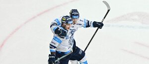 Radan Lenc a Jasper Weatherby se radují z gólu v extraligovém utkání Liberce s Olomoucí