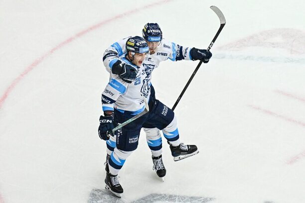 Radan Lenc a&nbsp;Jasper Weatherby se radují z&nbsp;gólu v&nbsp;extraligovém utkání Liberce s&nbsp;Olomoucí