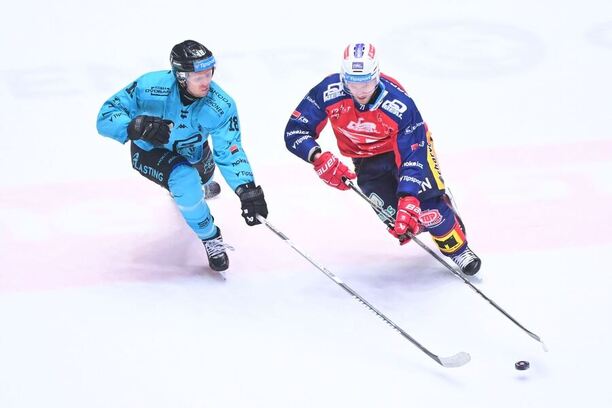 Nicholas Jones a&nbsp;Vladimír Sobotka v&nbsp;zápase mezi Karlovými Vary a&nbsp;Pardubicemi