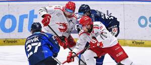 Střetnutí 37. kola TELH 2025/26: Hráči Vítkovic a Třince bojují o kotouč