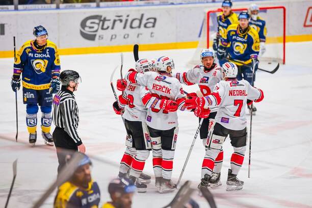 Hokejisté Pardubic B se radují po vstřelení branky v&nbsp;zápase proti Zlínu