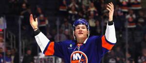 Matthew Schaefer, obránce New York Islanders, oslavuje s fanoušky výhru nad Floridou