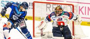 Střetnutí 38. kola ELH 2025/2026: Na snímku zleva vítkovický útočník Marek Kalus a Malcolm Subban, brankář Pardubic