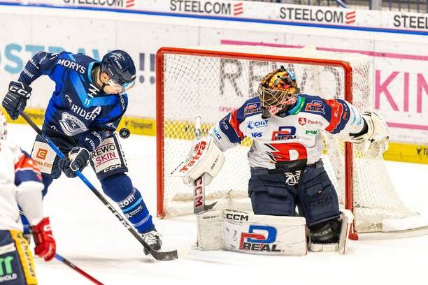 Střetnutí 38. kola ELH 2025/2026: Na snímku zleva vítkovický útočník Marek Kalus a&nbsp;Malcolm Subban, brankář Pardubic