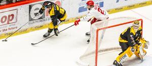 Na puku litvínovský Matúš Sukeľ, brání jej Martin Růžička