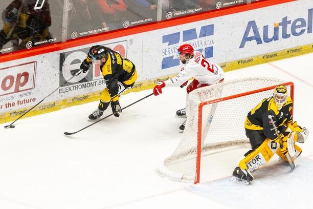 Na puku litvínovský Matúš Sukeľ, brání jej Martin Růžička