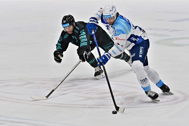 Jānis Jaks a&nbsp;Kristián Pospíšil v&nbsp;minulém vzájemném duelu Karlových Varů a&nbsp;Komety