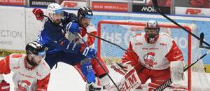 Zápas 39. kola ELH 2025/26: U branky v souboji brněnský forvard Hynek Zohorna (vlevo), obránce Rayen Petrovický z Olomouce a Oldřich Cichoň, gólman Hanáků