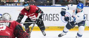 Sparťan Aaron Irving přihlíží střele kladenského Miroslava Formana v utkání Tipsport ELH 2025-26