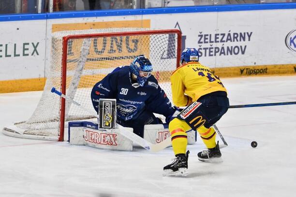 Brankář Komety Brno Aleš Stezka v&nbsp;souboji s&nbsp;útočníkem Českých Budějovic Róbertem Lantošim