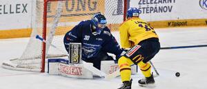 Brankář Komety Brno Aleš Stezka v souboji s útočníkem Českých Budějovic Róbertem Lantošim