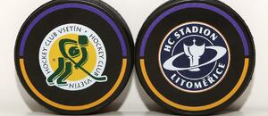 Hokejové puky se znaky týmů VHK ROBE Vsetín a HC Stadion Litoměřice