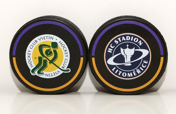 Hokejové puky se znaky týmů VHK ROBE Vsetín a&nbsp;HC Stadion Litoměřice
