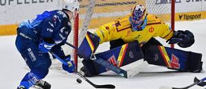 Brněnský obránce Filip Král před českobudějovickým brankářem Milanem Kloučkem