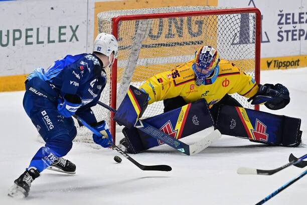 Brněnský obránce Filip Král před českobudějovickým brankářem Milanem Kloučkem