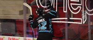 Karlovarský Petr Tomek oslavuje gól v prvním zápase proti Vítkovicím