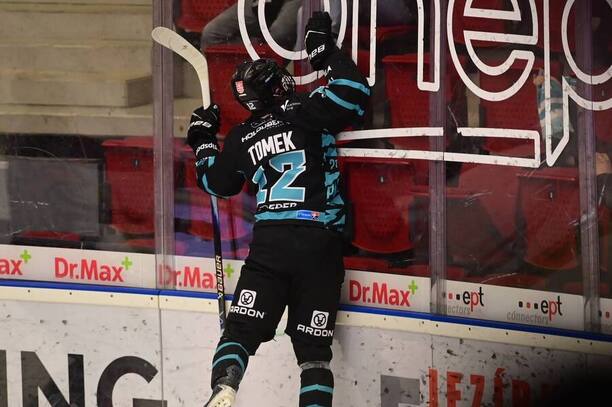 Karlovarský Petr Tomek oslavuje gól v&nbsp;prvním zápase proti Vítkovicím