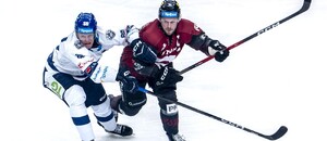 Vlevo kladenský Miroslav Forman, vedle něj Filip Chlapík ze Sparty