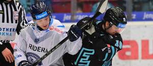 Souboj útočníků Jana Hladonika z Vítkovic (vlevo) a karlovarského Filipa Koffera v předkole play-off ELH 2025/26