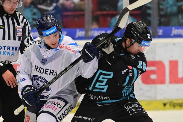 Souboj útočníků Jana Hladonika z&nbsp;Vítkovic (vlevo) a&nbsp;karlovarského Filipa Koffera v&nbsp;předkole play-off ELH 2025/26