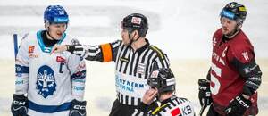 Předkolo play-off TELH 2025/26: Kapitán Kladna Miroslav Forman (vlevo) a sparťanský útočník Filip Chlapík v debatě s rozhodčími