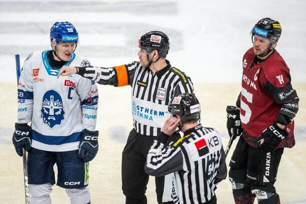 Předkolo play-off TELH 2025/26: Kapitán Kladna Miroslav Forman (vlevo) a&nbsp;sparťanský útočník Filip Chlapík v&nbsp;debatě s&nbsp;rozhodčími