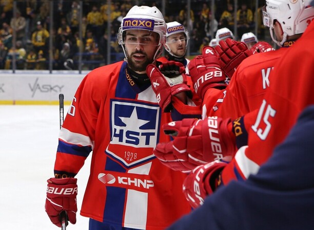 Třebíčský Jakub Malý si plácá se svými spoluhráči po gólu