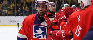 Třebíčský Jakub Malý si plácá se svými spoluhráči po gólu