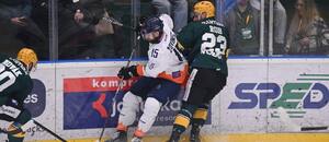 Souboj o kotouč mezi Lubošem Robem (vpravo) a Dušanem Žovincem