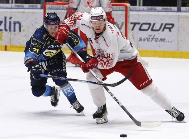 Zápas čtvrtfinálové série Maxa ligy 2025/2026 - na fotce zleva zlínský útočník Jaromír Kverka a&nbsp;Štěpán Havránek, obránce Slavie