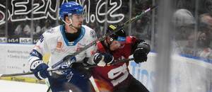 Osobní souboj mezi Ondřejem Bláhou (vlevo) a Ronaldem Knotem