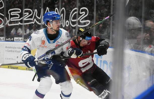 Osobní souboj mezi Ondřejem Bláhou (vlevo) a&nbsp;Ronaldem Knotem