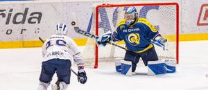 Kolínský obránce Jan Hampl střílí na zlínského gólmana