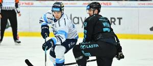 Radan Lenc (Bílí Tygři) a Josef Myšák (Energie) v zápase Liberce a Karlových Varů v Tipsport extralize ledního hokeje 2025/2026. Oba týmy se utkávají ve čtvrtfinále play off.