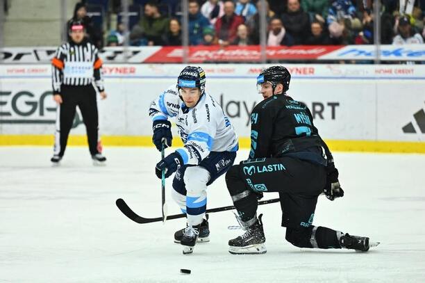 Radan Lenc (Bílí Tygři) a Josef Myšák (Energie) v zápase Liberce a Karlových Varů v Tipsport extralize ledního hokeje 2025/2026. Oba týmy se utkávají ve čtvrtfinále play off.