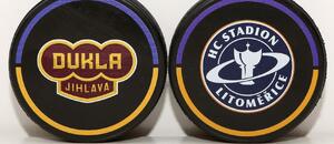 Hokejové puky se znaky týmů HC Dukla Jihlava a HC Stadion Litoměřice