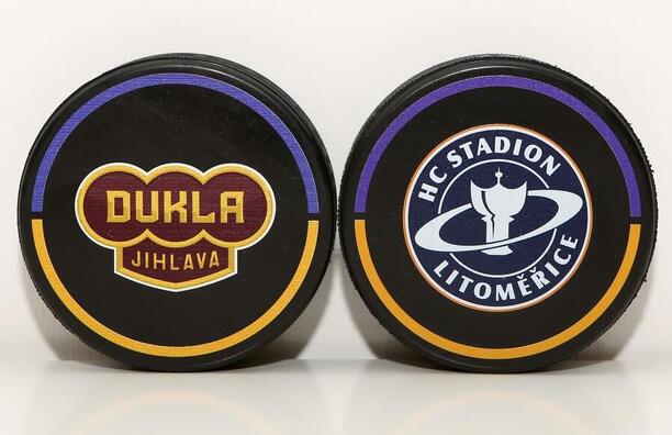 Hokejové puky se znaky týmů HC Dukla Jihlava a&nbsp;HC Stadion Litoměřice