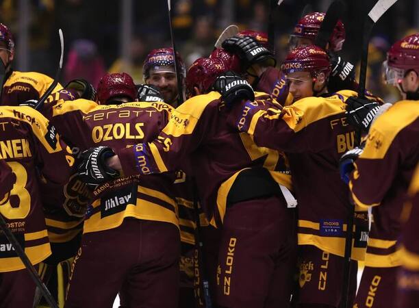 Hokejisté Jihlavy se radují po vyhraném zápase