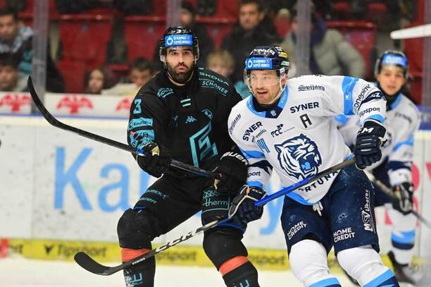 Tory Dello a&nbsp;Adam Musil v&nbsp;zápase mezi Libercem a&nbsp;Karlovými Vary