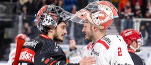 Gólmani Stanislav Škorvánek a Marek Mazanec si podávají ruce