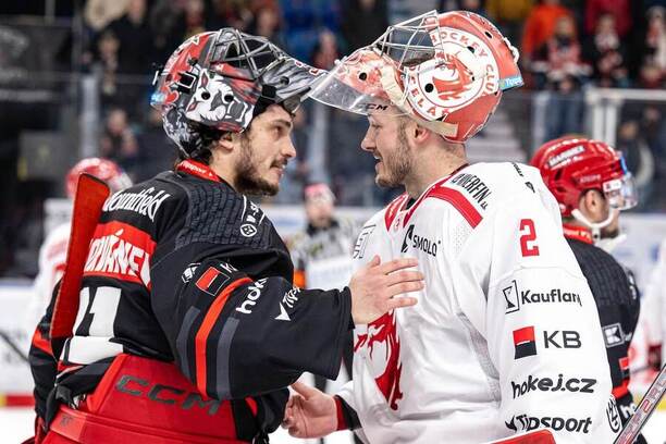 Gólmani Stanislav Škorvánek a Marek Mazanec si podávají ruce