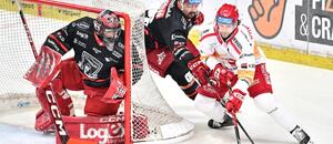 Stanislav Škorvánek z Hradce Králové, Patrik Miškář a Michal Kovařčík v zápase mezi Mountfieldem a Třincem