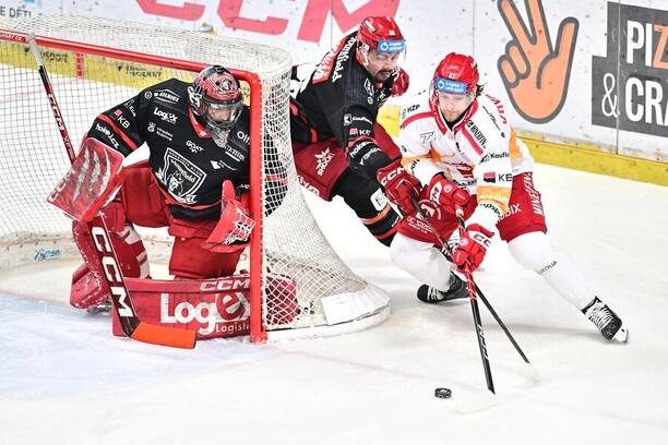 Stanislav Škorvánek z&nbsp;Hradce Králové, Patrik Miškář a&nbsp;Michal Kovařčík v&nbsp;zápase mezi Mountfieldem a&nbsp;Třincem
