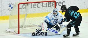 Karlovarský Petr Tomek proměňuje nájezd proti Petru Kváčovci z Liberce